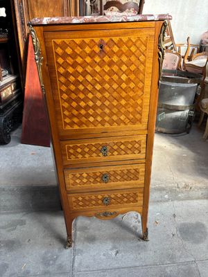 une grande armoire en bois surmontée d'un tiroir