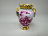 un vase avec l'image d'un homme et d'une femme dessus
