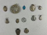 un gros plan sur un ensemble d'objets métalliques variés posés sur une surface blanche