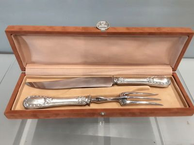 une boîte en bois contenant un ensemble composé d'un couteau et d'une fourchette