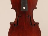 un vieux violon avec un archet accroché au dos