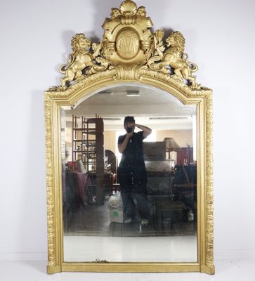 un homme se prenant en photo dans un miroir