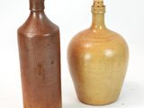 deux vases posés l'un à côté de l'autre sur une surface blanche