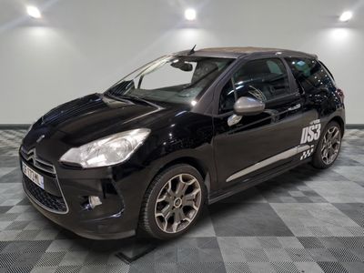 la photo d'une petite voiture noire garée dans un garage