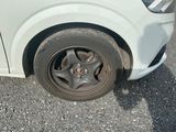 une voiture blanche qui a un pneu crevé