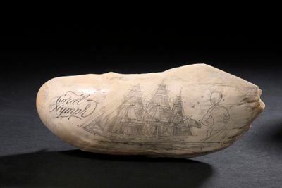 une image représentant un morceau d'ivoire sur lequel est dessiné un bateau