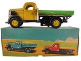 un camion jouet posé sur une boîte