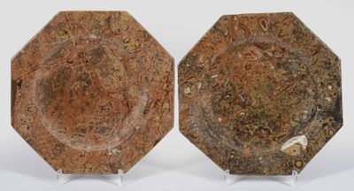 Paar Platzteller Kalkgestein. La forme de base est plate, ac…