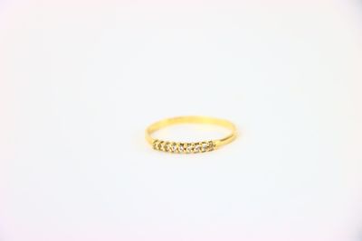 une bague en or sertie de trois petits diamants