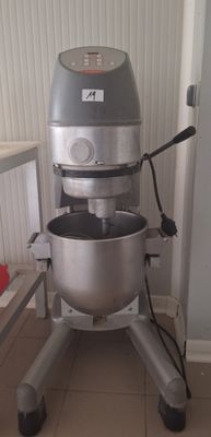 une photo d'un mixeur posé dans une cuisine