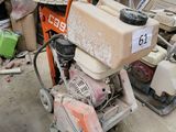 une petite machine qui se trouve dans un garage
