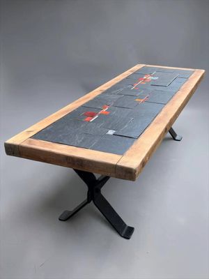 une photo d'une table en bois recouverte de dalles d'ardoise
