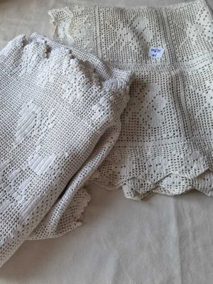 deux morceaux de tissu posés sur un lit