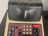 une vieille machine à écrire posée sur une table