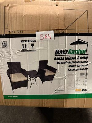un carton contenant une chaise et une table