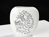 un vase blanc orné d'un dessin représentant un dragon