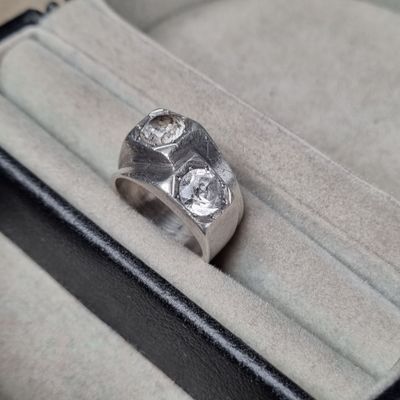 une bague qui se trouve dans une boîte sur une table