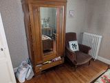 une pièce avec un lit et une chaise à l'intérieur