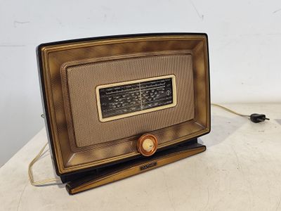 une vieille radio posée sur une table