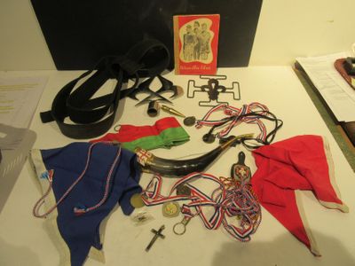 une table sur laquelle se trouvent plusieurs objets