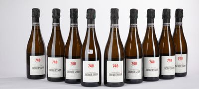 six bouteilles de vin sont alignées dans une rangée
