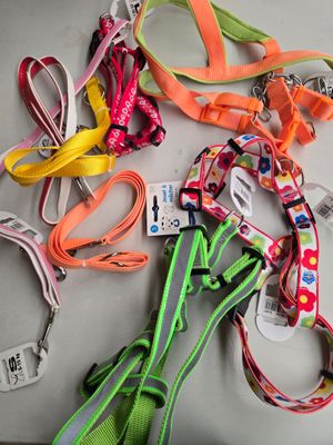 tout un tas de laisses pour chiens posées sur une table