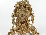 une horloge en or posée sur un socle