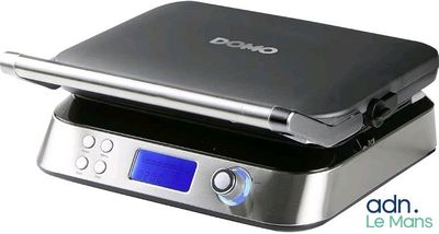 une image représentant une balance numérique sur laquelle est posé un téléphone portable