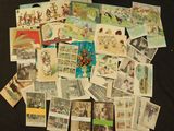 une pile de vieilles cartes postales sur une table
