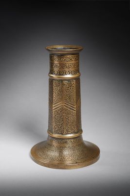 un vieux vase en laiton orné d'un motif décoratif