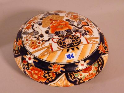 une boîte décorative sur laquelle figure l'image d'une femme