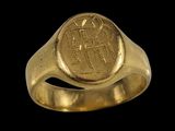 une image représentant une bague en or sur laquelle est gravée une pièce de monnaie romaine