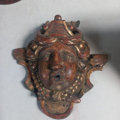 une statue représentant le visage d'un homme sur le mur
