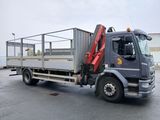 un camion garé sur le parking