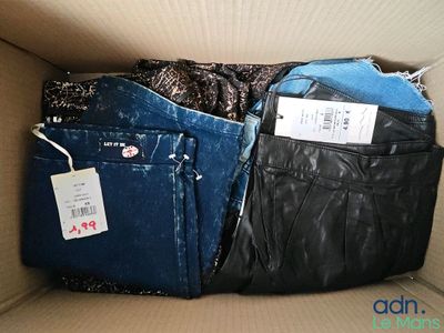 Lot d'environ 56 vêtements de diverses tailles et marques do…