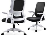 deux chaises de bureau noires et blanches à roulettes sur fond blanc