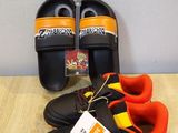 une paire de chaussures et une paire de sandales posées sur une table