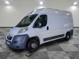 la photo d'une camionnette blanche garée dans une pièce