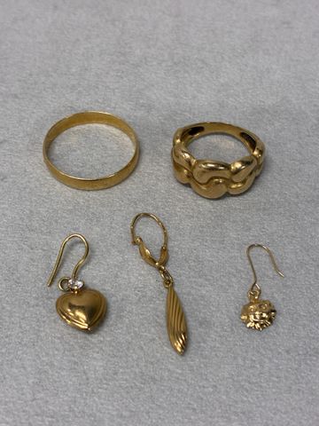 Or 18 carats 750 millièmes à la casse (alliance, bague, trois bou