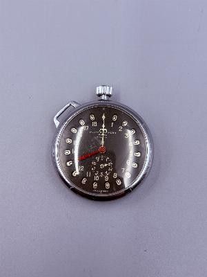 une montre de poche en argent avec des aiguilles rouges sur un cadran blanc