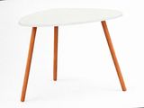 une table blanche avec des pieds en bois et un plateau blanc