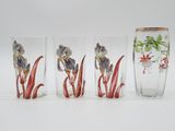 trois vases en verre décorés de fleurs, disposés les uns à côté des autres