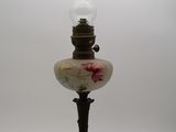 une lampe posée sur une table, sur fond blanc