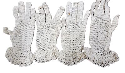 quatre paires de gants blancs en tricot empilées les unes sur les autres
