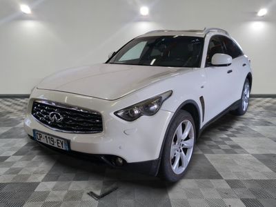 une photo d'une Infiniti blanche garée sur un sol à damier