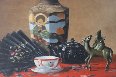 un tableau représentant un vase, un cheval et un éventail posés sur une table