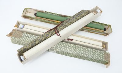 plusieurs rouleaux de papier sont emballés dans du papier vert et blanc