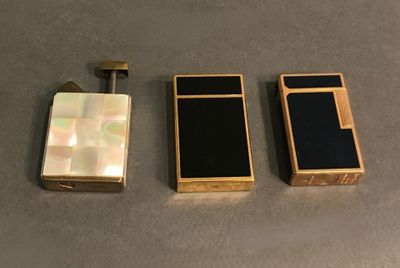 trois types différents de briquets sont alignés sur une table