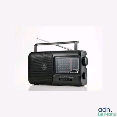 une radio noire posée sur une table blanche
