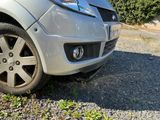 une voiture argentée garée sur le bord de la route